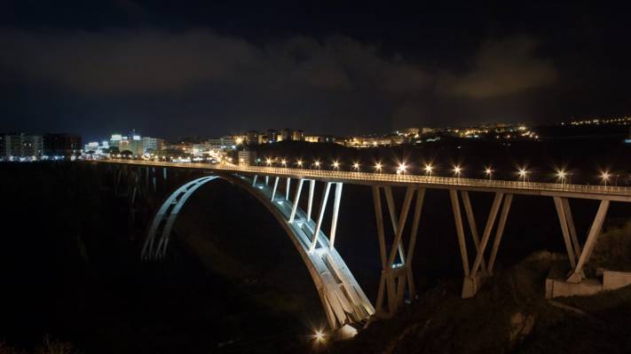 灰色的桥,远在城市在夜间,catanzaro高清壁纸