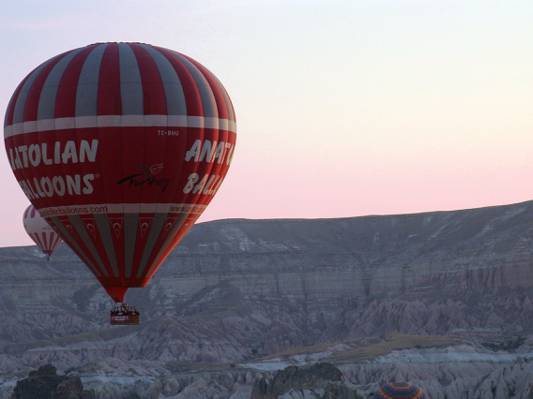 红色和灰色在白天,卡帕多西亚高清壁纸灰色山脉上飞行的热气球