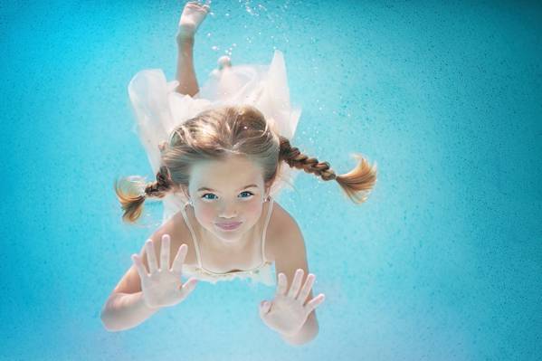 女孩,游泳,在水之下,辫子,快乐的夏天