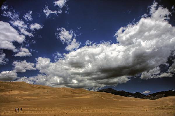 在白色和蓝色多云的天空下的沙漠,白天,伟大的沙丘国家公园,科罗拉多州高清壁纸