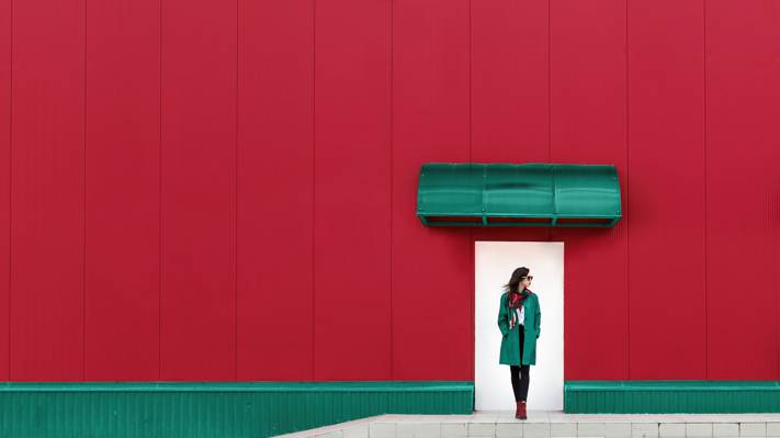 墙,女孩,门,红色和绿色