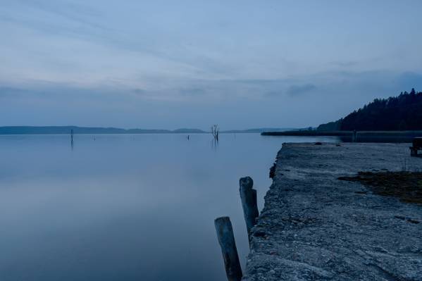 在灰色云彩下的湖码头摄影高清壁纸