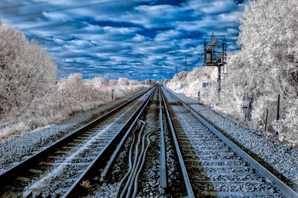 铁路建筑照片在蓝色多云天高清墙纸期间