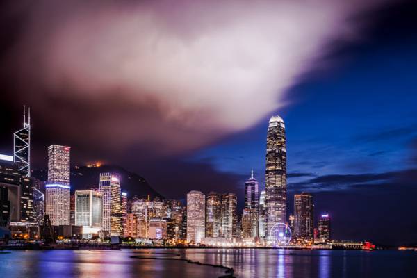 香港高清壁纸旁的高层建筑的夜景摄影