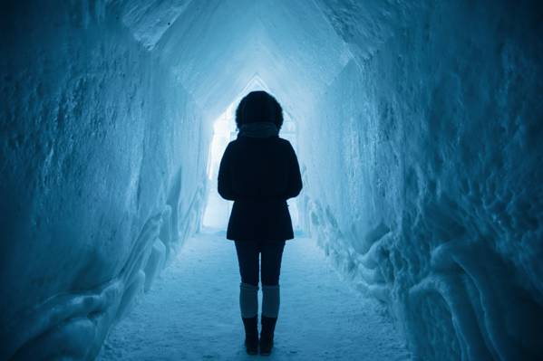 女人站在洞内的雪高清壁纸的侧面影像