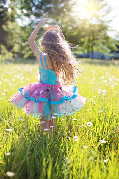 深青色和粉红色的连衣裙,在白天的花场的女孩高清壁纸