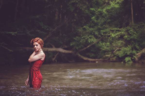 女人身穿水红色无袖连衣裙高清壁纸