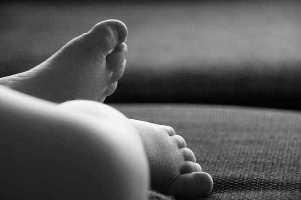婴儿的脚的灰度照片高清壁纸