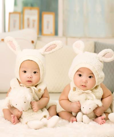 两个宝贝在白色的兔子服饰高清壁纸