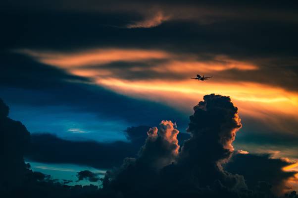 飞机上空的云层高清壁纸摄影