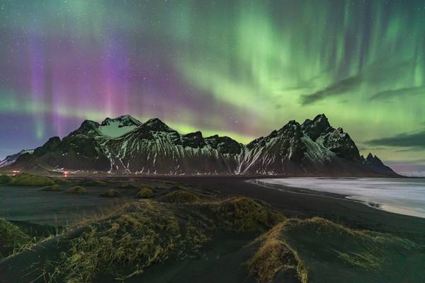 绿色和紫色极光北极光下的黑色山的照片高清壁纸
