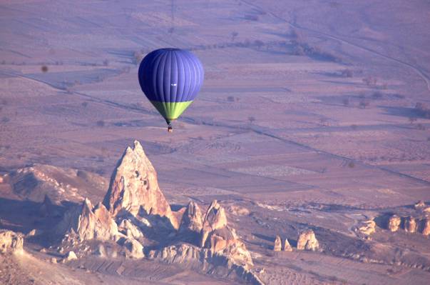 空中摄影的紫色和绿色的热气球,卡帕多西亚高清壁纸