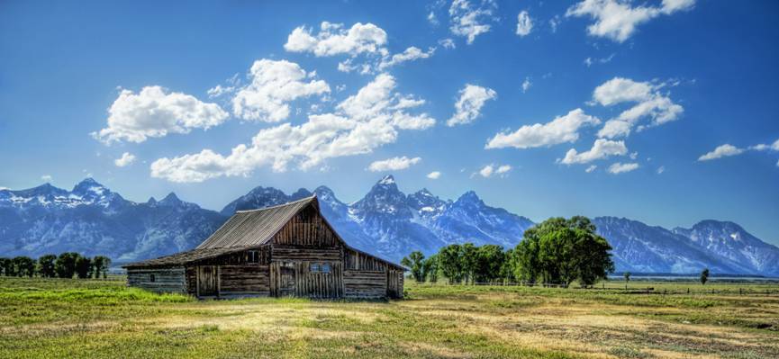 在白天,怀俄明州高清壁纸绿色草照片中间的棕色木房子