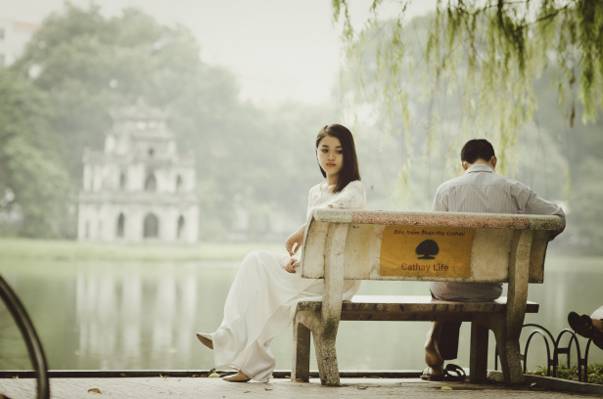 夫妇坐在一张白色的长椅上,与水之间的空间之间的空间高清壁纸
