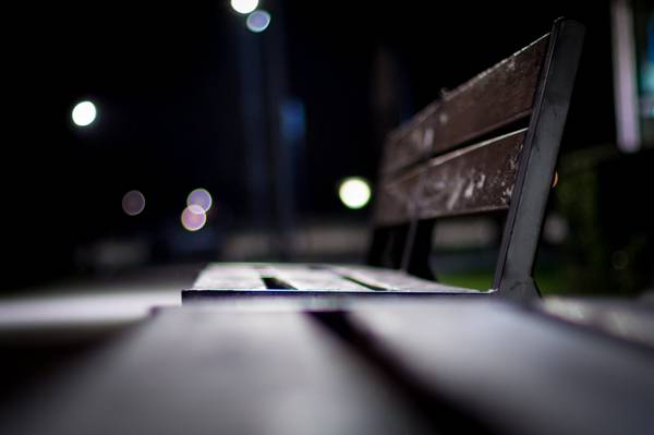 棕色的长凳在黑暗的天空高清壁纸下的选择性摄影