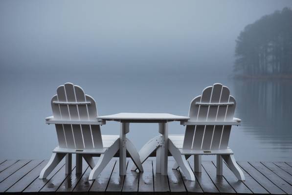 表之间两个阿迪朗达克椅子上码头面对平静的水面,薄雾高清壁纸