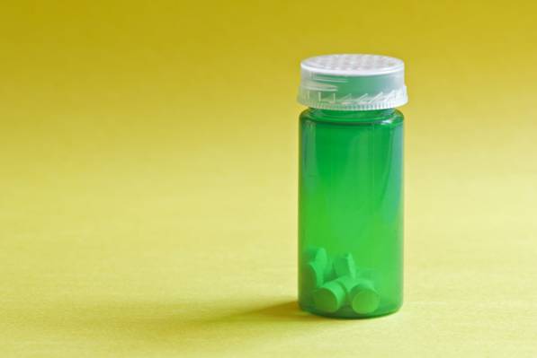 绿色半透明玻璃药瓶高清壁纸