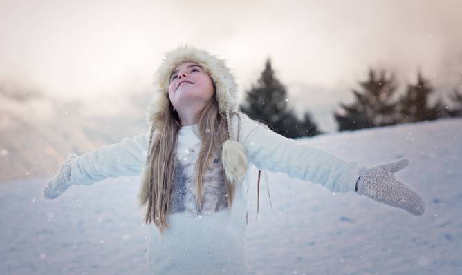 女孩在白色的毛衣站在白雪覆盖的区域期间白天高清壁纸