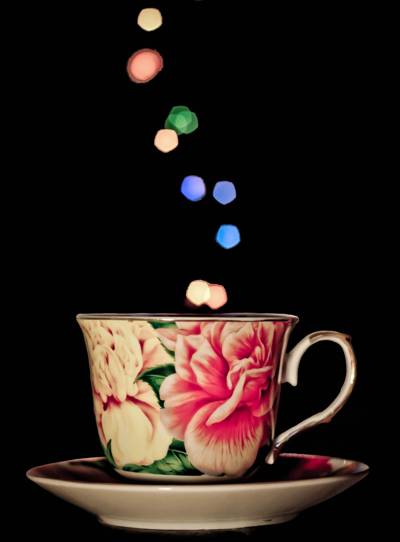 粉红色和白色的花朵印茶杯散景灯与高清壁纸