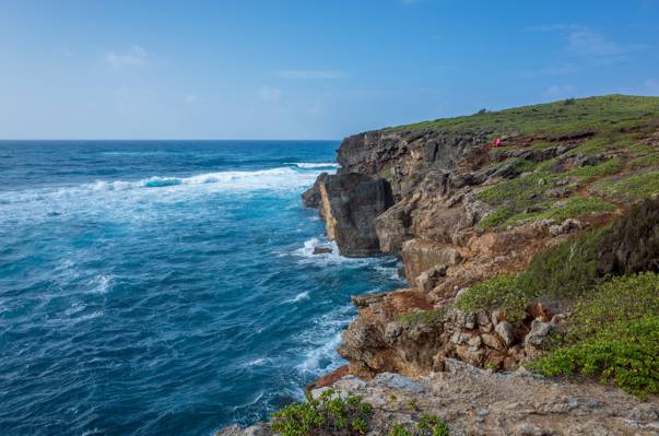 摄影的悬崖和大海在蓝天下,poipu高清壁纸