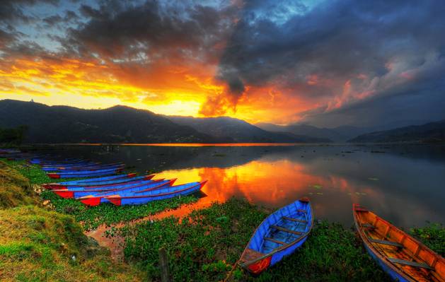 风景摄影的独木舟湖附近的日落,费瓦湖,博克拉,尼泊尔高清壁纸