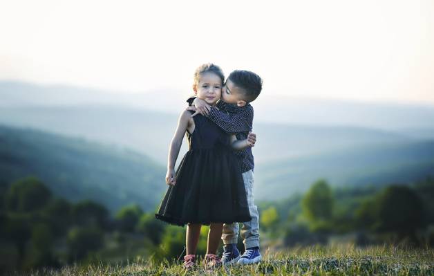 男孩接吻和拥抱女孩高清壁纸的选择性焦点摄影