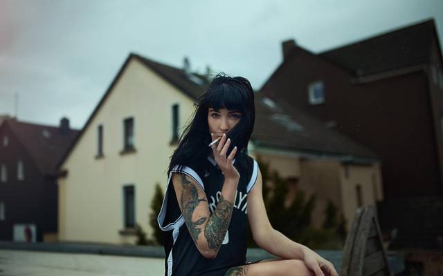 街,纹身,香烟,黑头发的女孩