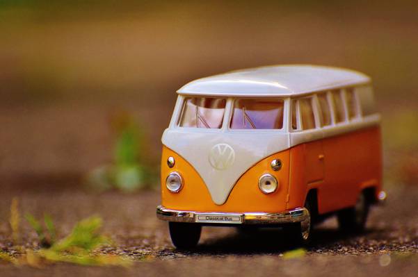 橙色和白色大众巴士玩具高清壁纸