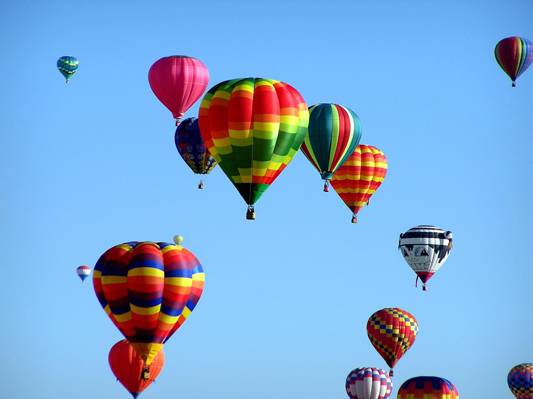 五彩热气球漂浮在天空高清壁纸
