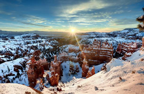 岩石山风景摄影在雪季节HD墙纸