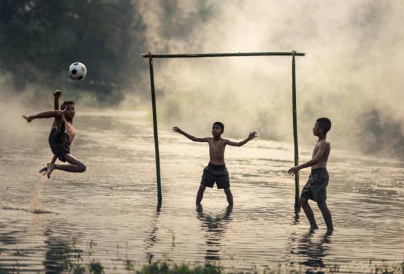 三个男孩在水上高清壁纸上踢足球