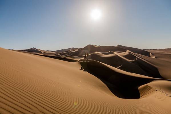 在白天,秘鲁高清壁纸站在沙漠场的两个人