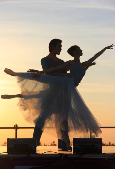 女子芭蕾舞女演员与她的伴侣在金色小时高清壁纸跳舞