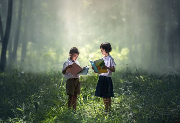 男孩和女孩穿校服在白天高清壁纸森林学习