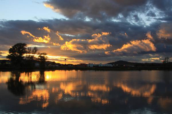湖和云在日落期间的照片高清壁纸