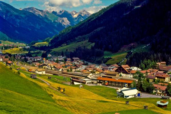 鸟瞰图照片村附近绿草山,圣安东,奥地利高清壁纸