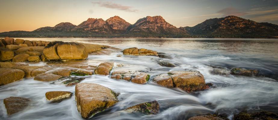 在反对山,塔斯马尼亚岛,freycinet国家公园高清壁纸河附近的石头