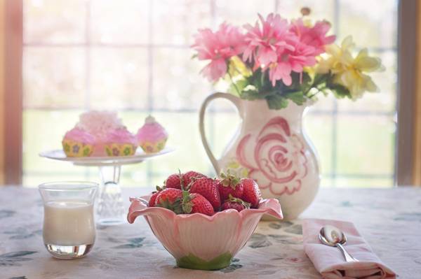 花上的花瓶,牛奶上杯,草莓上碗和蛋糕上站在桌面上的高清壁纸