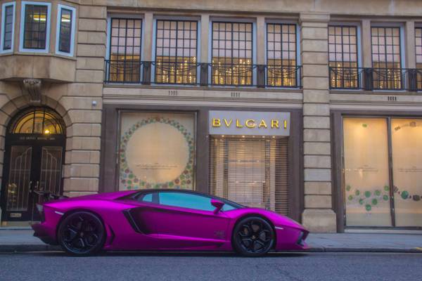 在Bulgari商店正面HD墙纸前面的紫色跑车