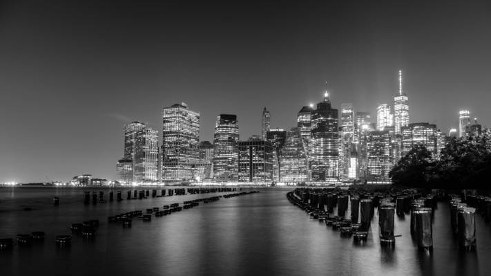 在夜间高清壁纸俯瞰城市的平静身体的灰度照片