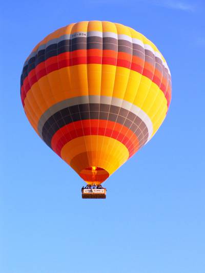 橙色,黑色和黄色热气球飞上天空,卡帕多西亚高清壁纸