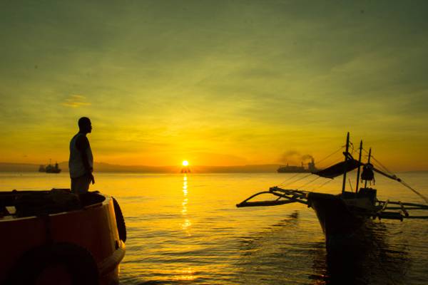 男子站在船上日出,达沃,菲律宾高清壁纸