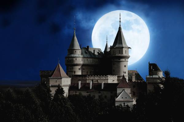 城堡在前面满月照片高清壁纸