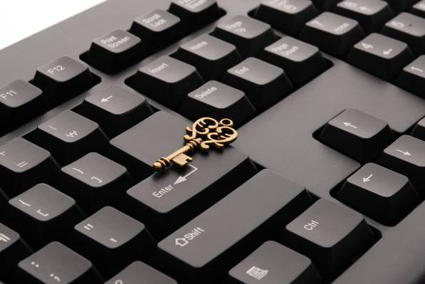 黑色电脑键盘上的钥匙形吊坠高清壁纸