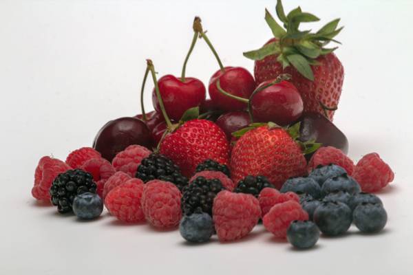 草莓,蓝莓和樱桃水果高清壁纸