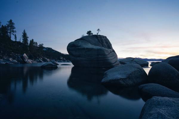 灰色的岩石巨石风景照片上的水的身体高清壁纸