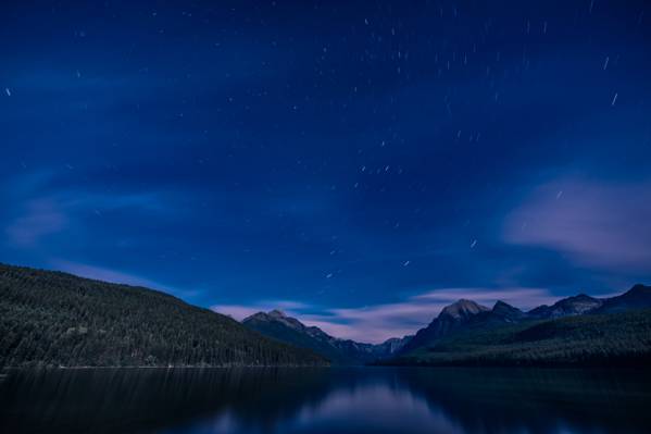 平静的蓝色星空下的两座山之间的水,鲍曼湖,蒙大拿高清壁纸