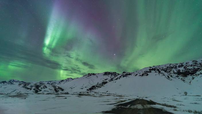 冰雪覆盖的山下夜间,冰岛高清壁纸绿色的天空下