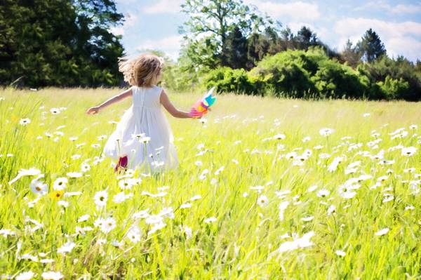 女孩穿着白色无袖连衣裙在白天的高清壁纸白色的花朵上的绿草地上运行