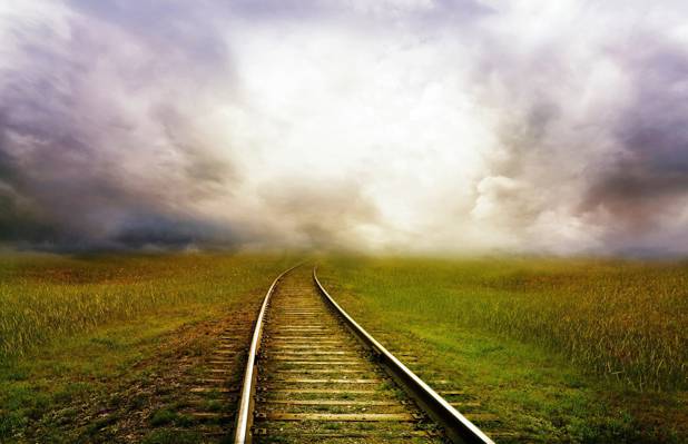 在有雾的日子高清壁纸在绿草领域的火车铁路